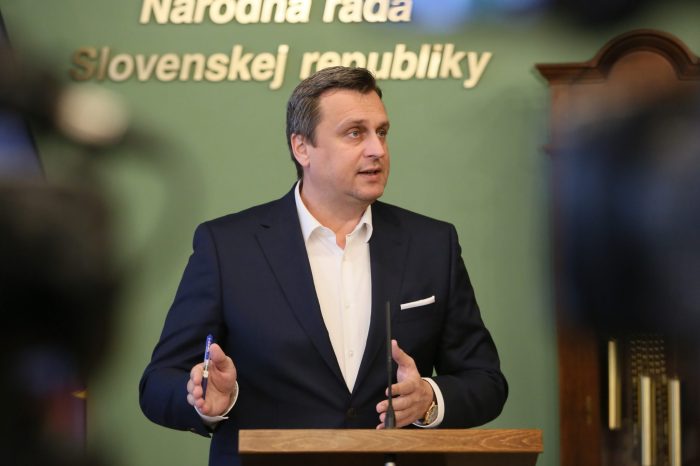 Andrej Danko: Ceny potravín budú klesať, tešte sa Slováci. Návrhom zákona zrušíme osobitný odvod, ktorý reťazce štátu ešte neplatili.