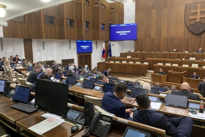 Konsolidácia je daň za bohapusté šafárenie